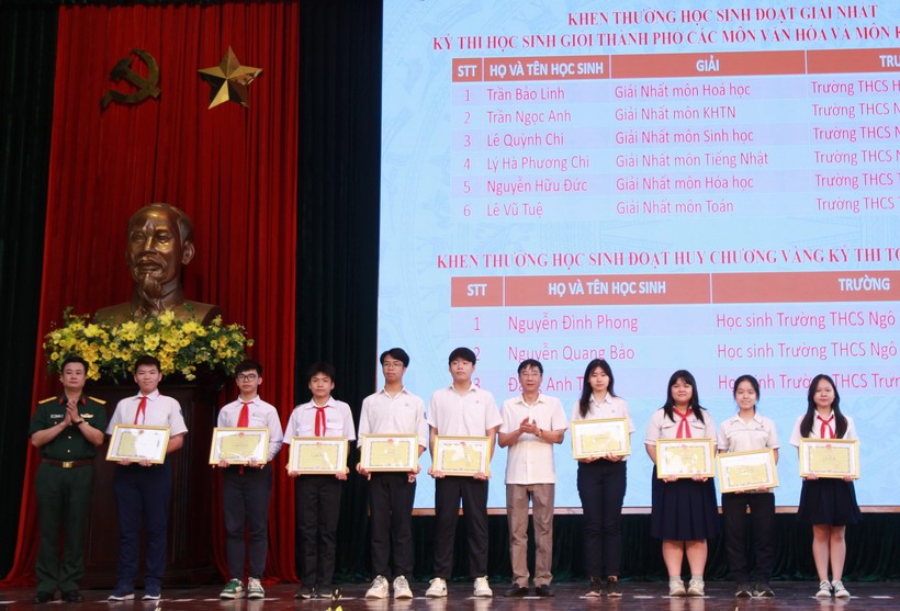 Đại diện lãnh đạo quận Hoàn Kiếm tặng giấy khen cho các học sinh tiêu biểu.