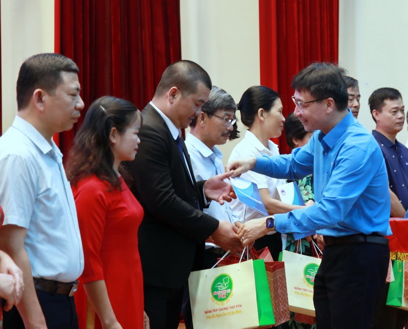 Chủ tịch Công đoàn Giáo dục Việt Nam tặng quà cho các nhân viên trường học.