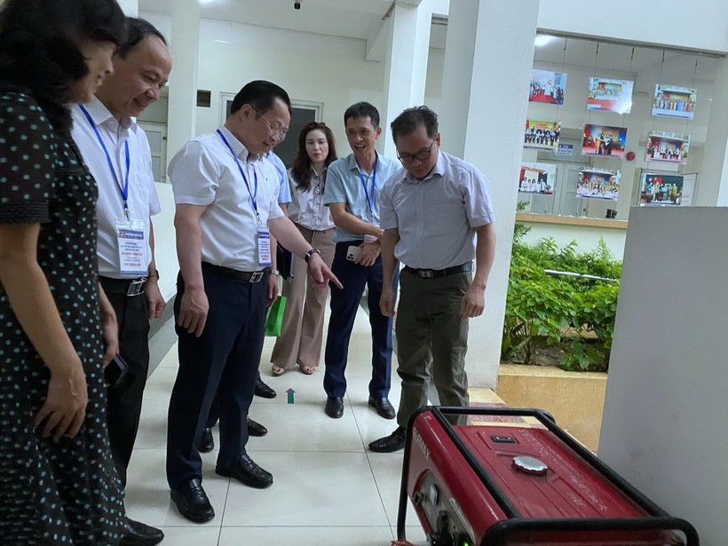 Đoàn công tác kiểm tra máy phát điện dự phòng tại điểm thi Trường THCS Lê Ngọc Hân.