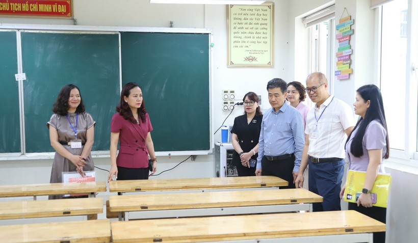 Phòng thi tại điểm thi trường THCS Nguyễn Du sạch sẽ, thoáng mát với hệ thống điện, đèn, quạt đầy đủ.