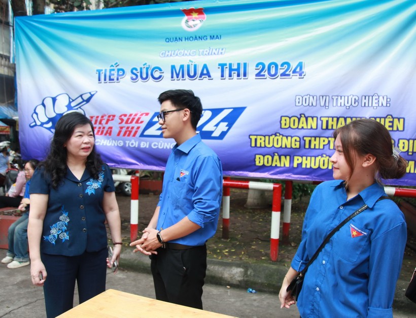 Trưởng phòng GD&ĐT quận Hoàng Mai thăm hỏi, động viên các bạn sinh viên tình nguyện.