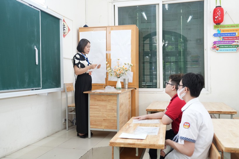 Giám thị phổ biến quy chế thi cho thí sinh "đặc biệt" tại điểm thi Trường THCS Nguyễn Công Trứ (quận Ba Đình).
