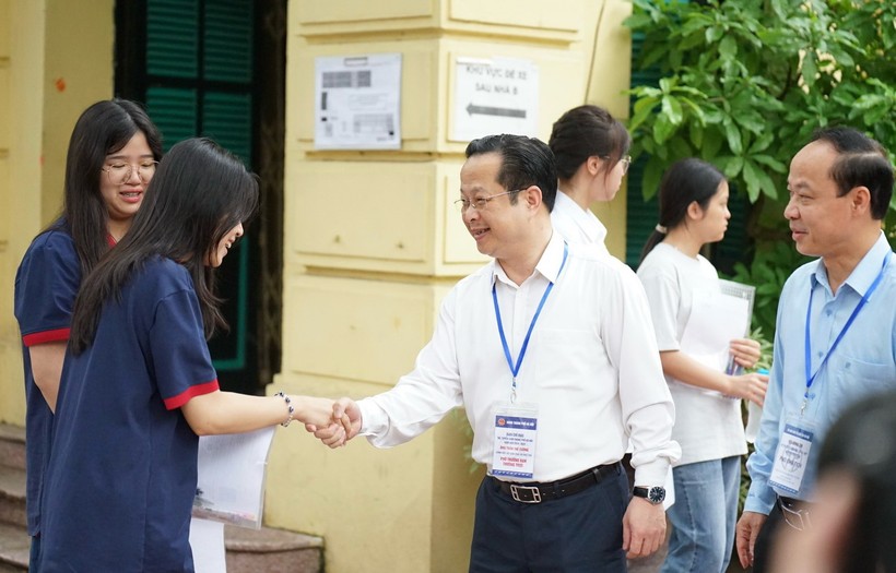 Giám đốc Sở GD&ĐT Hà Nội Trần Thế Cương động viên các thí sinh trước giờ làm bài thi.