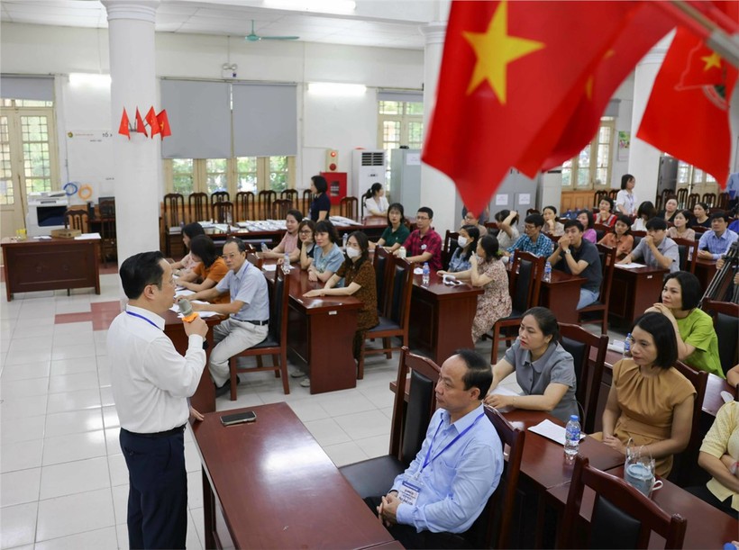 Giám đốc Sở GD&ĐT Hà Nội Trần Thế Cương kiểm tra công tác coi thi tại điểm thi Trường THPT Việt Đức.