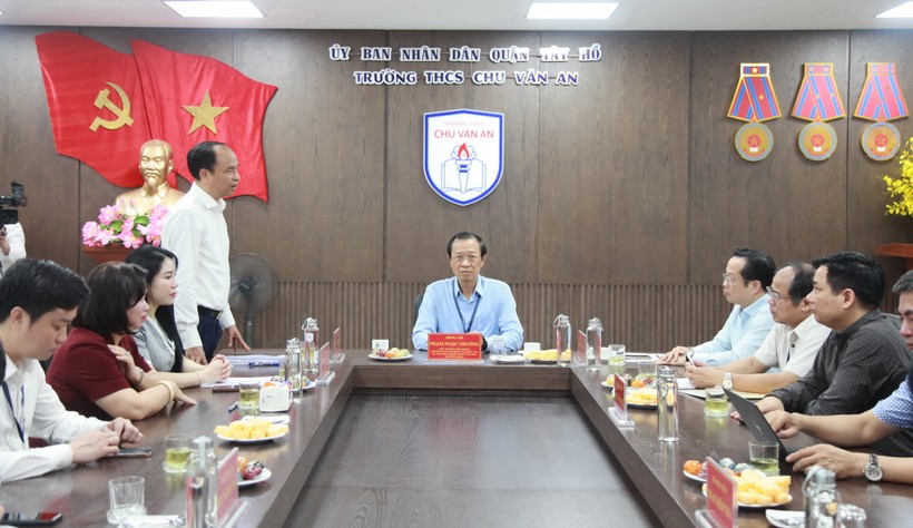 Thứ trưởng Phạm Ngọc Thưởng kiểm tra tại điểm thi Trường THCS Chu Văn An và làm việc với Ban Chỉ đạo thi quận Tây Hồ.