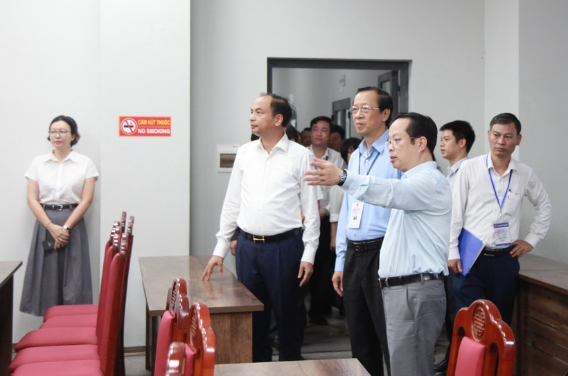 Đoàn công tác kiểm tra địa điểm tổ chức chấm thi tại Trường THCS Chu Văn An (quận Tây Hồ).