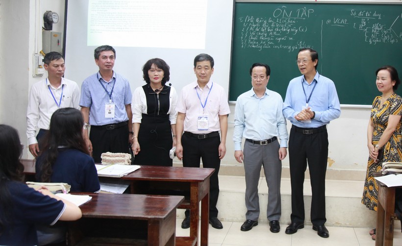 Thứ trưởng Phạm Ngọc Thưởng động viên các em học sinh Trường THPT Trần Phú trước kỳ thi.