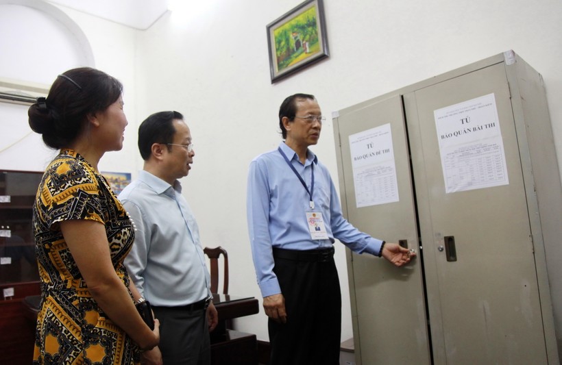 Thứ trưởng Phạm Ngọc Thưởng kiểm tra tủ bảo quản bài thi tại điểm thi Trường THPT Trần Phú - Hoàn Kiếm.