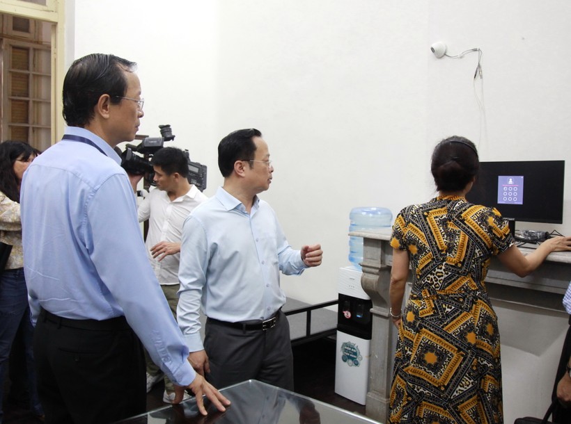 Thứ trưởng Phạm Ngọc Thưởng kiểm tra hệ thống camera an ninh tại điểm thi Trường THPT Trần Phú - Hoàn Kiếm.