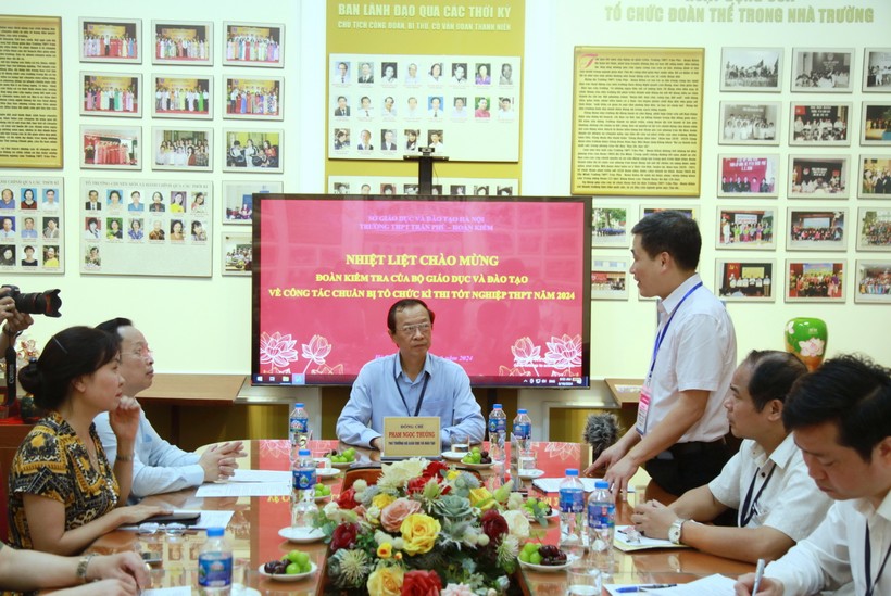 Thứ trưởng Phạm Ngọc Thưởng kiểm tra tại điểm thi Trường THPT Trần Phú và làm việc với Ban Chỉ đạo thi quận Hoàn Kiếm.