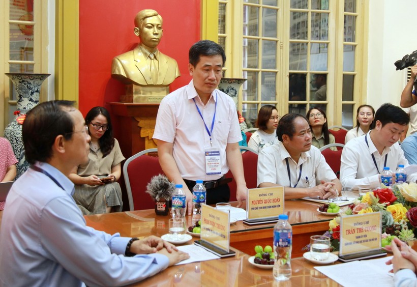 Phó Chủ tịch UBND quận Hoàn Kiếm Nguyễn Quốc Hoàn báo cáo về công tác chuẩn bị cho kỳ thi tốt nghiệp THPT năm 2024 trên địa bàn quận.