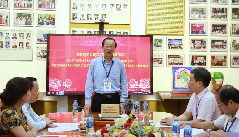 Thứ trưởng Phạm Ngọc Thưởng làm việc với Ban chỉ đạo thi quận Hoàn Kiếm.