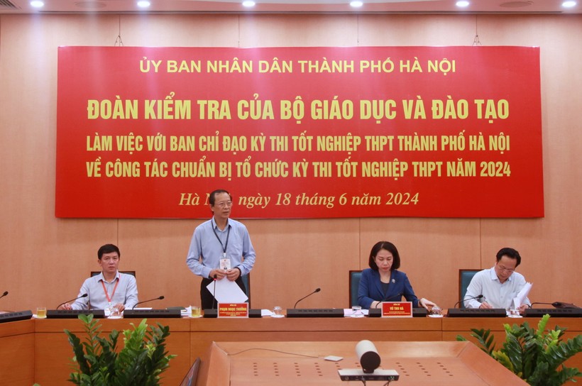 Thứ trưởng Phạm Ngọc Thưởng cùng đoàn công tác làm việc với Ban chỉ đạo kỳ thi tốt nghiệp THPT thành phố Hà Nội.