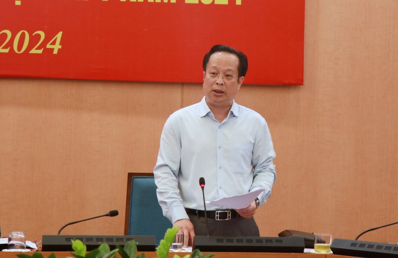 Giám đốc Sở GD&ĐT Hà Nội Trần Thế Cương báo cáo với đoàn kiểm tra về công tác chuẩn bị của Ban chỉ đạo kỳ thi tốt nghiệp THPT thành phố Hà Nội.