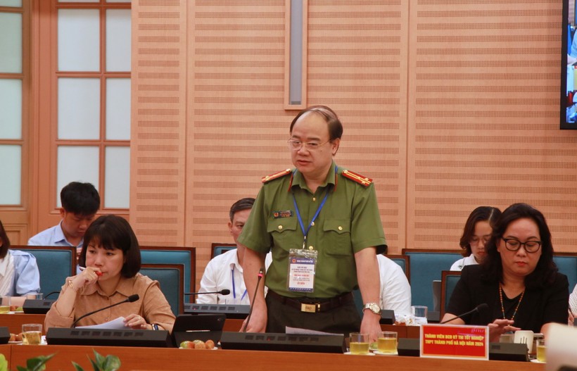 Đại diện Công an Thành phố Hà Nội báo cáo về công tác đảm bảo an ninh, an toàn cho kỳ thi.