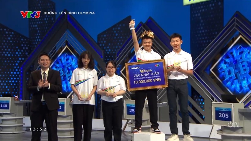 Phan Duy Hùng đến từ Trường THPT Sơn Tây, Hà Nội giành vòng nguyệt quế cuộc thi tuần Đường lên đỉnh Olympia.