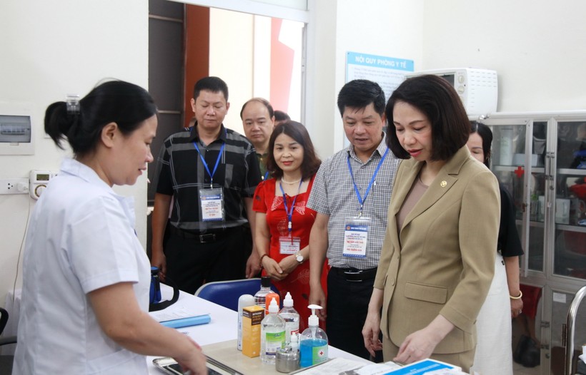 Công tác chăm sóc sức khỏe thí sinh được điểm thi Trường THCS Lê Ngọc Hân (quận Hai Bà Trưng) chuẩn bị kỹ lưỡng.