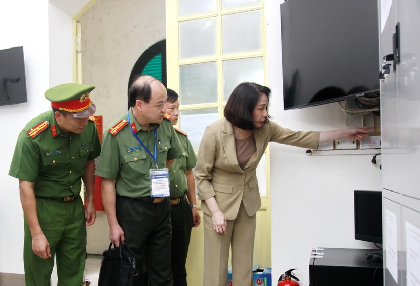 Phó Chủ tịch UBND thành phố Hà Nội Vũ Thu Hà yêu cầu các điểm thi đặc biệt quan tâm đến công tác an ninh, an toàn.