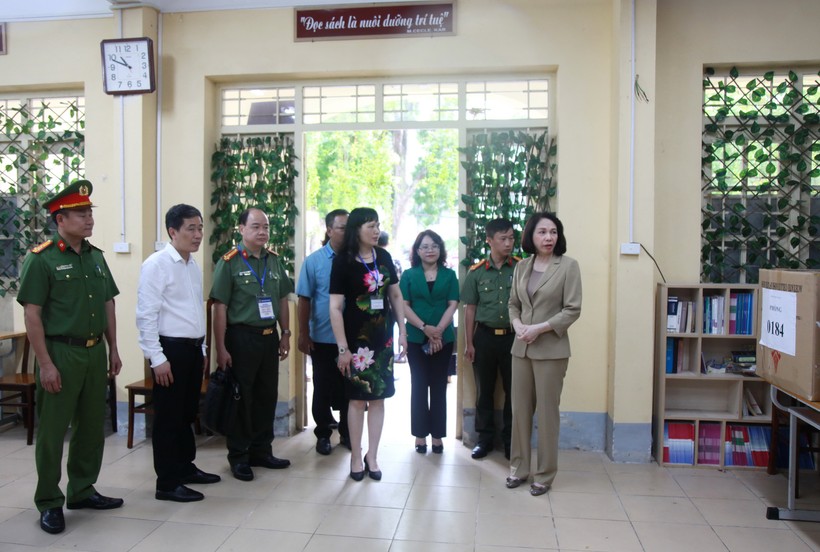 Phó Chủ tịch UBND thành phố Hà Nội Vũ Thu Hà kiểm tra tại Điểm thi Trường THPT Việt Đức (quận Hoàn Kiếm)