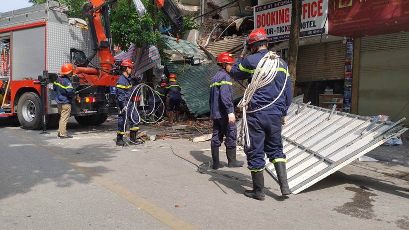 Lực lượng chức năng tiến hành tháo dỡ, khắc phục sự cố sập ngôi nhà số 56 Hàng Bông.