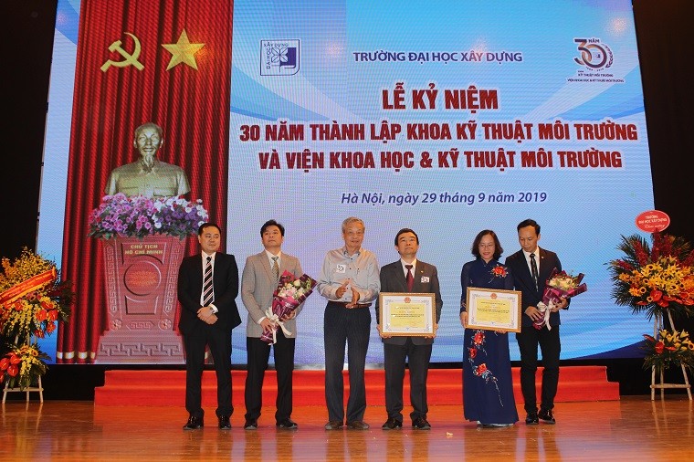Lãnh đạo Khoa KTMT nhận bằng khen của Liên hiệp hội KHKT Việt Nam.