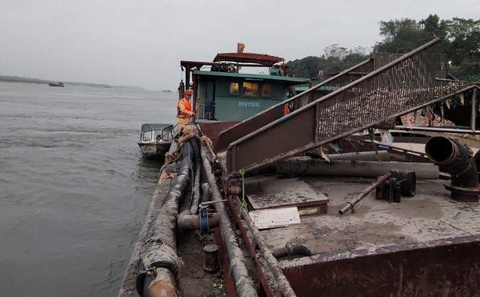 Hà Nội: Bắt quả tang tàu 400 tấn khai thác cát lậu trên sông Hồng