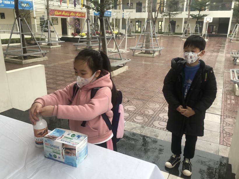 Học sinh thành phố Bắc Giang đến trường rửa tay sát khuẩn, đo thân nhiệt và duy trì đeo khẩu trang, thực hiện nghiêm 5K...