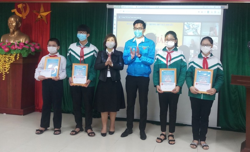 Trường THCS Hàn Thuyên khen thưởng, động viên học sinh có thành tích xuất sắc.