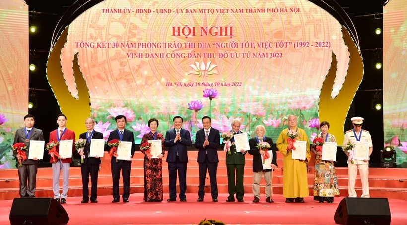 Ông Đinh Tiến Dũng, Bí thư Thành ủy Hà Nội và Chủ tịch UBND TP Hà Nội Trần Sỹ Thanh trao tặng danh hiệu Công dân Thủ đô ưu tú năm 2022 cho 10 cá nhân.