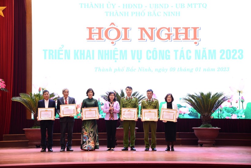 Chi bộ trường THPT Hàn Thuyên cùng các đơn vị được nhận Bằng khen của Tỉnh ủy năm 2022.