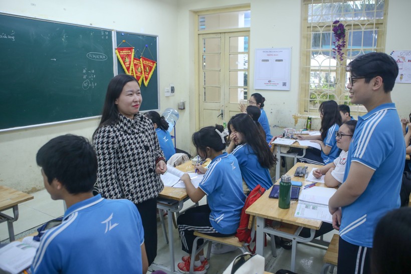 Cô Đặng Thị Ngọc Hà trao đổi bài với học trò.