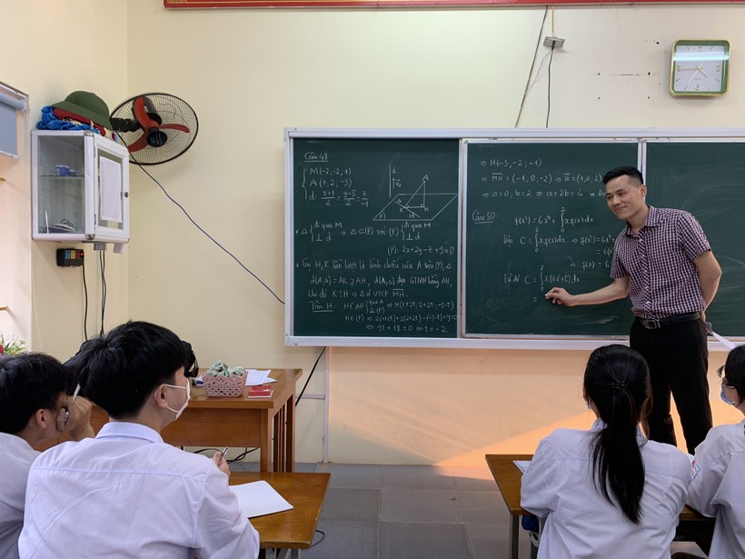 Ôn tập cho học sinh lớp 12 trường THPT Lạng Giang số 1.