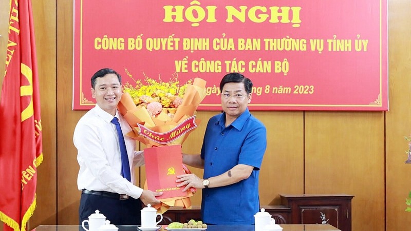 Bí thư Tỉnh ủy Bắc Giang - Dương Văn Thái (phải) tặng hoa chúc mừng tân Trưởng Ban Tuyên giáo Tỉnh ủy - Nguyễn Việt Oanh.