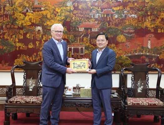 Bí thư Tỉnh uỷ Bắc Ninh Nguyễn Anh Tuấn tặng Tranh dân gian Đông Hồ cho ông John Neuffer.