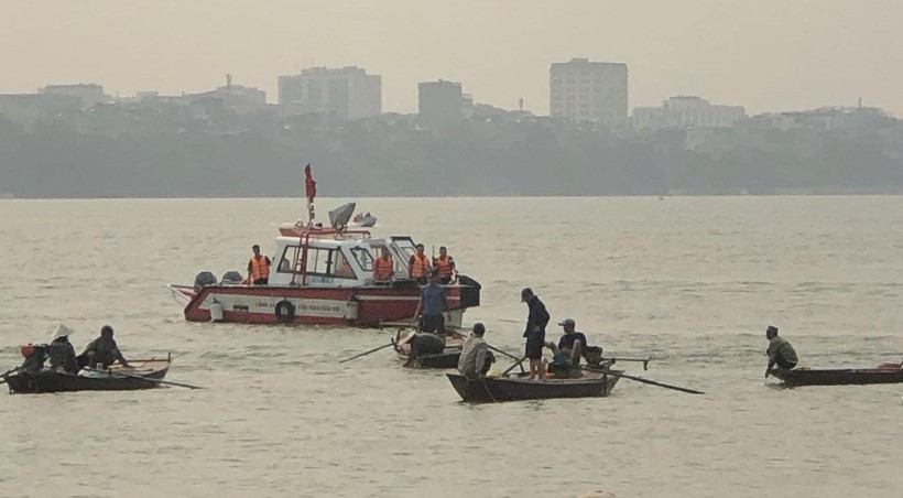 Lực lượng cứu hộ trên sông Hồng, nơi 2 học sinh bị đuối nước thương tâm.