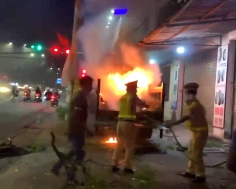 CSGT cùng người dân khống chế đám cháy sau khi bị lái xe châm lửa đốt xe.