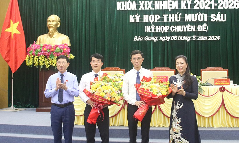 Bà Lê Thị Thu Hồng (phải) và ông Lê Ánh Dương chúc mừng các cán bộ vừa được bầu là Ủy viên UBND tỉnh. (Ảnh: BBG)