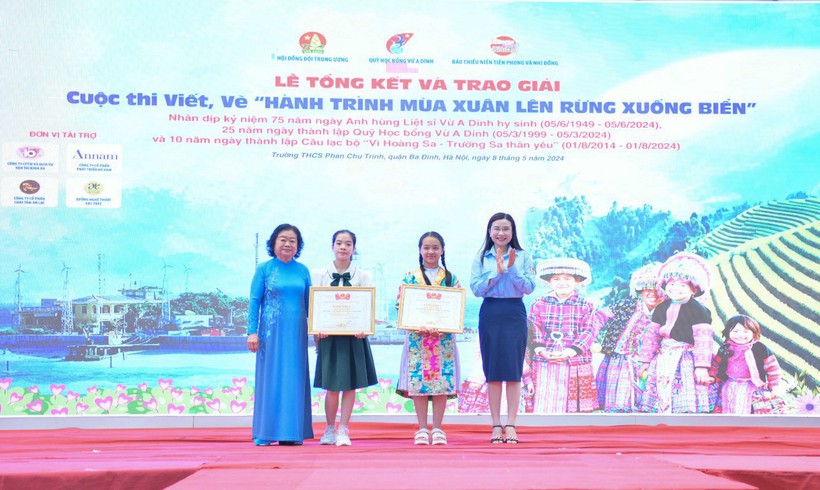 Bà Trương Mỹ Hoa và chị Nguyễn Phạm Duy Trang trao Bằng khen của Hội đồng Đội Trung ương cho học sinh đoạt giải Nhất thi Viết và thi Vẽ.