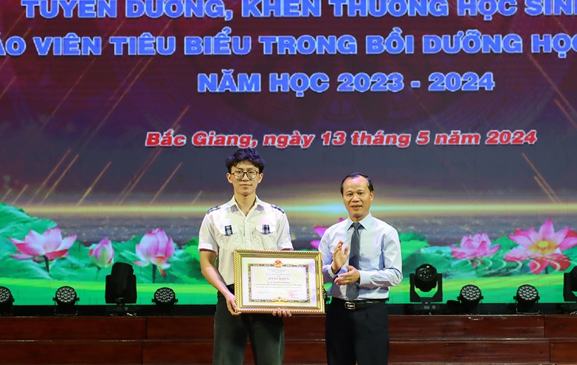 Ông Mai Sơn, Phó Chủ tịch Thường trực UBND tỉnh Bắc Giang trao tặng Bằng khen cho đại diện các em HS đạt giải Nhất tại kỳ thi chọn HSG quốc gia.