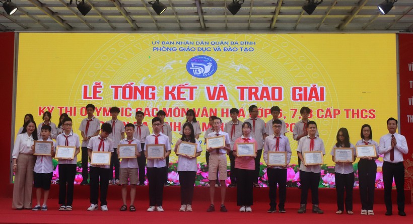 Phó Chủ tịch UBND quận Ba Đình - Phạm Thị Diễm (bên trái ngoài cùng) và TS. Lê Đức Thuận trao giải cho học sinh.