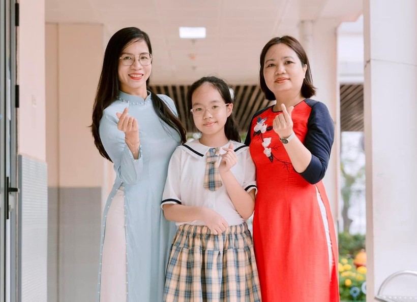 Bảo Minh cùng cô giáo chủ nhiệm Bùi Bích Phượng và mẹ.