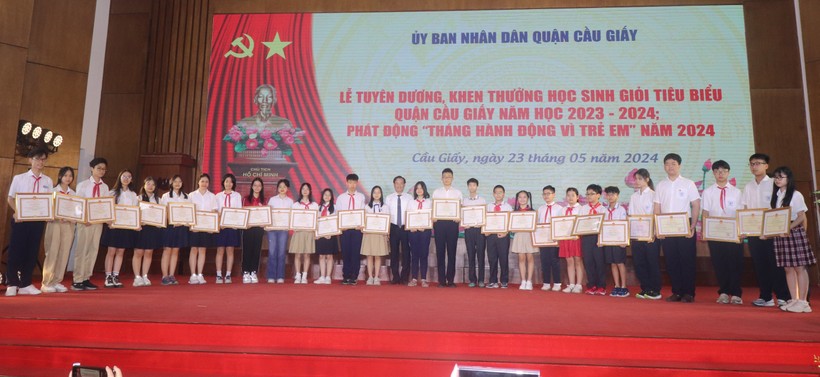 Ông Bùi Tuấn Anh - Chủ tịch UBND quận Cầu Giấy trao khen thưởng cho học sinh.