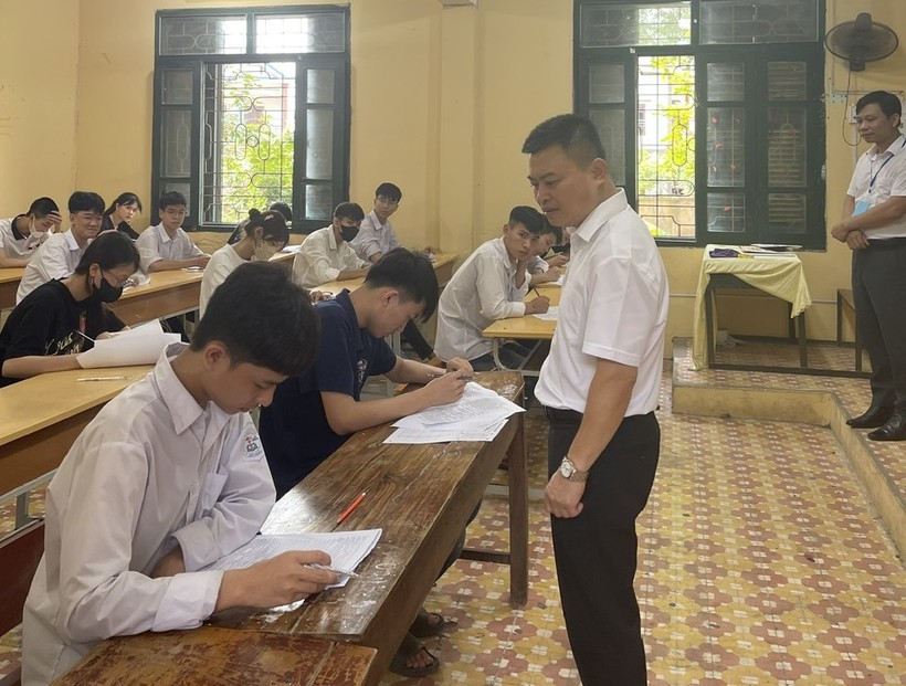 Ông Bạch Đăng Khoa - Phó Giám đốc Sở GD&ĐT tỉnh Bắc Giang kiểm tra công tác chuẩn bị cho kỳ thi tốt nghiệp THPT năm 2024 tại trường THPT Cẩm Lý.
