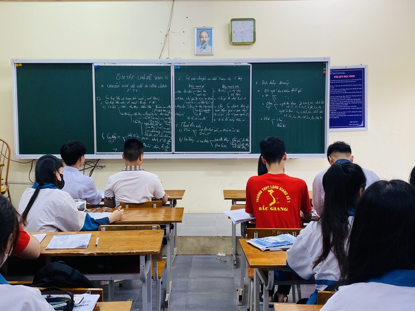 Học sinh lớp 12 trường THPT Lạng Giang số 1 ôn tập.