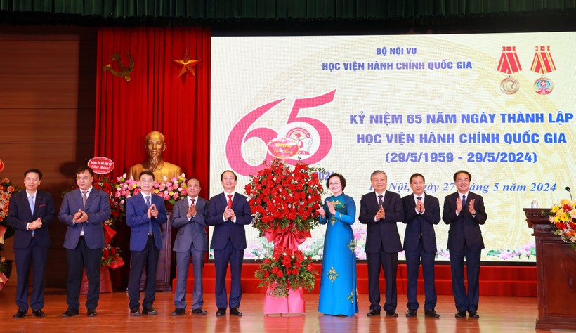 Bộ trưởng Bộ Nội vụ Phạm Thị Thanh Trà cùng các Thứ trưởng Bộ Nội vụ chúc mừng Học viện nhân kỷ niệm 65 năm thành lập.