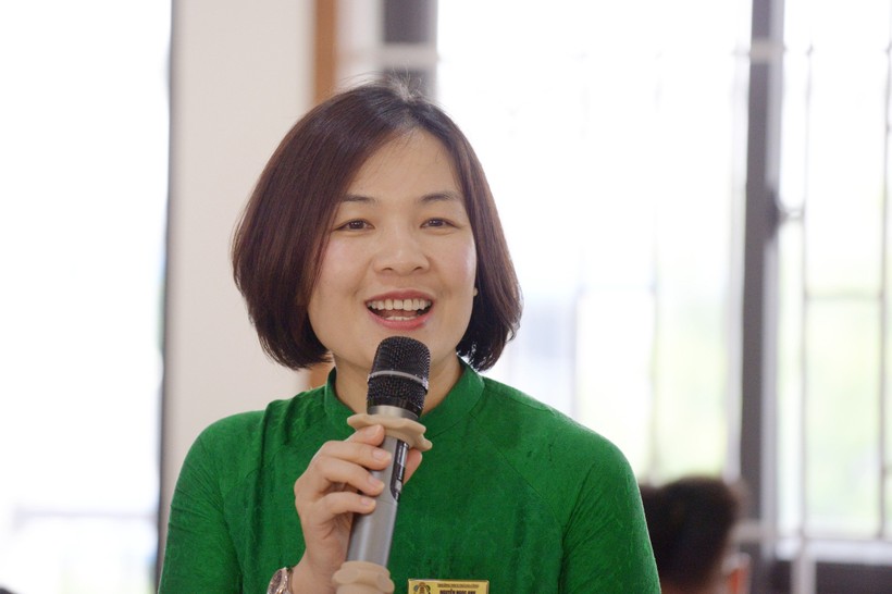 Cô Nguyễn Ngọc Anh chia sẻ với đoàn công tác.