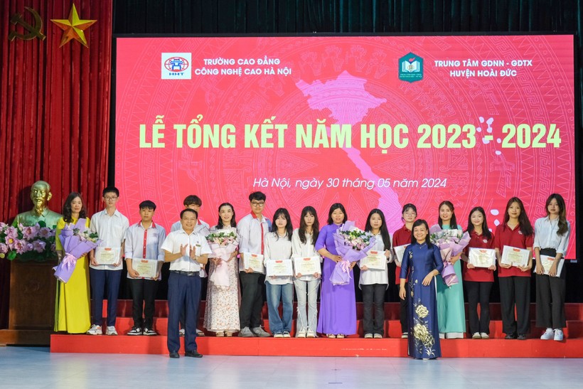 TS.NGƯT Phạm Xuân Khánh và cô Trần Thị Hải Yến tuyên dương, khen thưởng giáo viên, học sinh có thành tích cao của nhà trường.