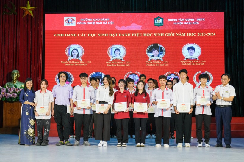 TS. NGƯT Phạm Xuân Khánh và cô Trần Thị Hải Yến trao thưởng cho học sinh.