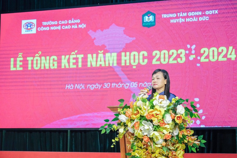 Cô Trần Thị Hải Yến - Phó Giám đốc Trung tâm GDNN - GDTX huyện Hoài Đức phát biểu tại buổi lễ.