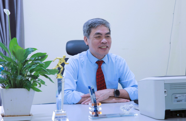 Thầy Nguyễn Văn Tuynh thông tin về công tác tuyển sinh.